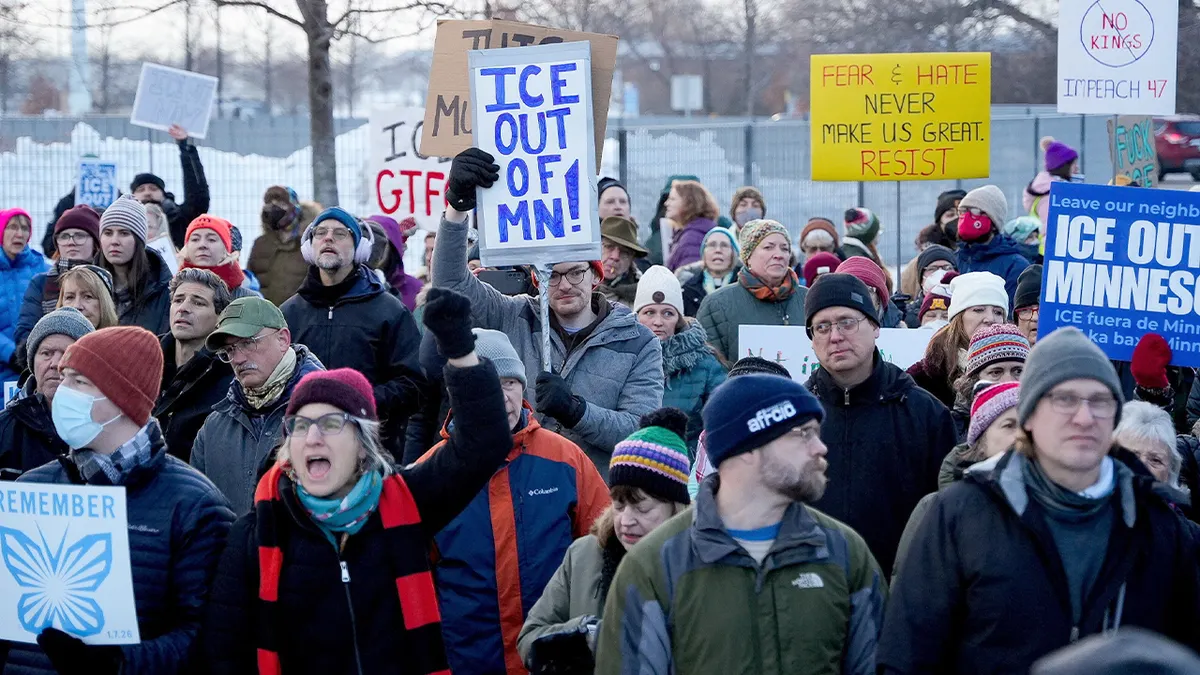 Quand le Football Rencontre la Peur — Les Immigrés et les Travailleurs Face à l'ICE.