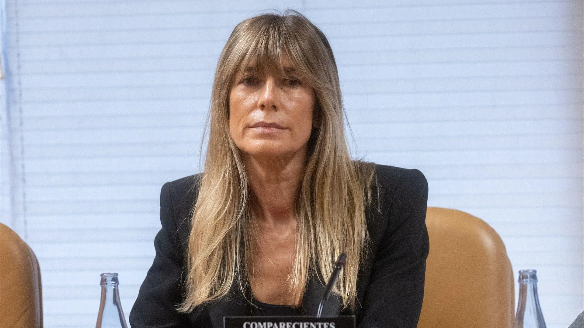 L'épouse du Premier ministre espagnol Pedro Sánchez se voit enlever son passeport alors que le tribunal ordonne un procès pour corruption.