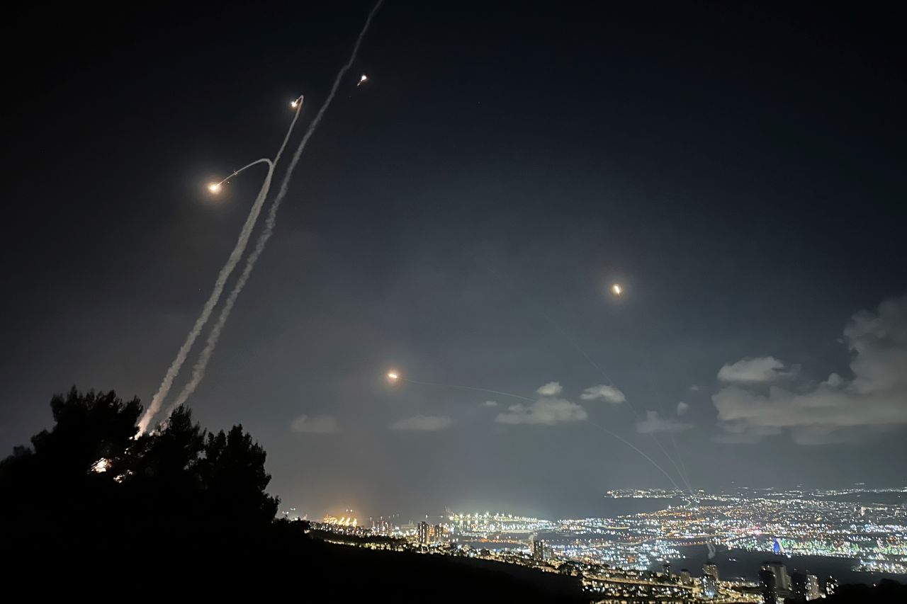 L'Iran frappe Israël pour la première fois avec des missiles après le cessez-le-feu — une escalade qui menace de tout embraser.