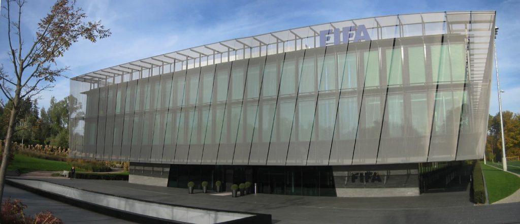 La FIFA dément vouloir « vendre » le football, mais confirme un projet à 20 milliards de dollars ouvert aux investisseurs privés.