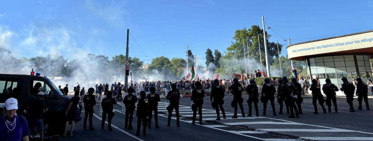 Des manifestants du G7 s'affrontent avec la police à Genève.
